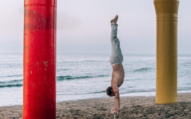 Tim handstand