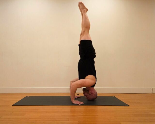 Tim Balanzs headstand