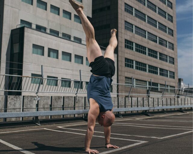 Tim Balanzs handstand